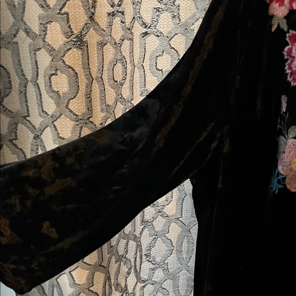 Andree’ by unit Black Velvet kimono with Floral Embroidery - Picture 3 of 10